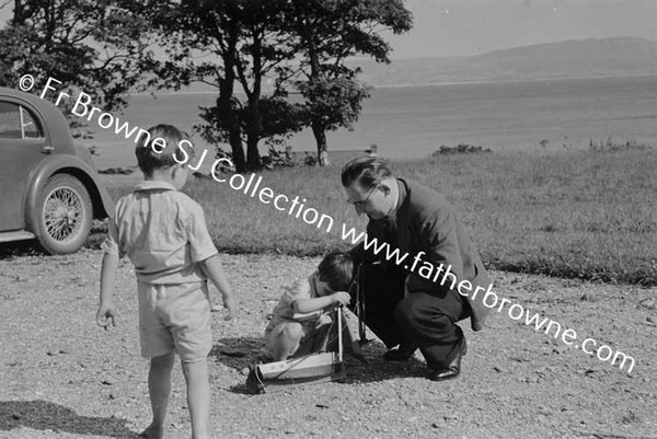 DRO'SULLIVAN & CHILDREN AT MOVILLE